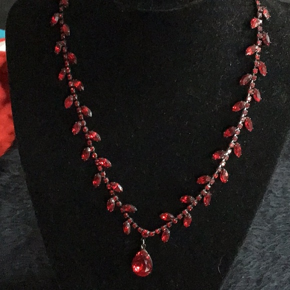 Red crystal on black - Picture 3 of 4